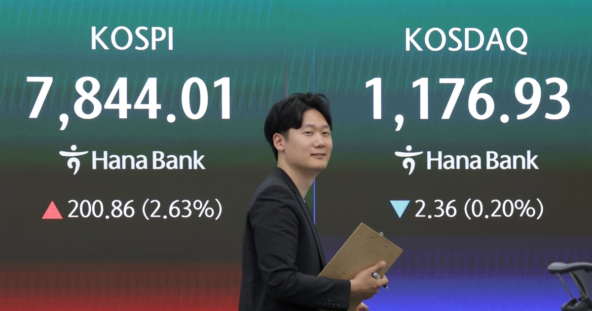 코스피가 전장보다 200.86p(2.63%) 오른 7,844.01 로 마감하며 종가 기준 사상 최고치를 경신한 13일 오후 서울 중구 하나은행 딜링룸에서 딜러가 업무를 보고 있다. 2026.5.13 연합뉴스