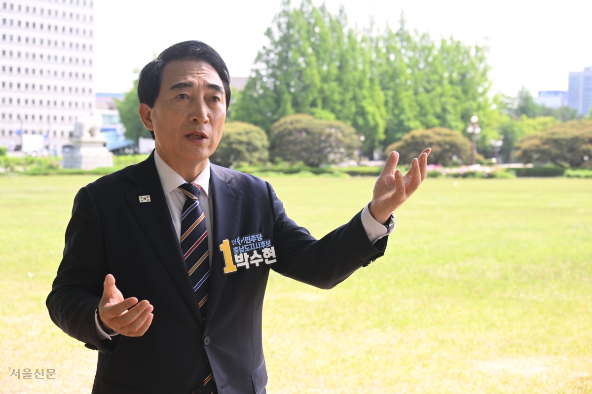 박수현 더불어민주당 충남지사 후보가 13일 국회 인근에서 진행한 서울신문과의 인터뷰에서 충남 도정에 대한 계획을 밝히고 있다. 그는 “이재명 대통령과 함께할 수 있는 지금이 충남의 구조적 소외를 끝낼 적기”라고 말했다. 안주영 전문기자