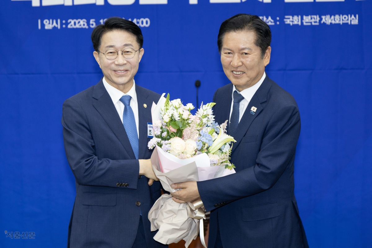 13일 국회에서 열린 더불어민주당 의원총회에서 22대 후반기 국회의장 후보로 선출된 조정식(왼쪽) 의원이 정청래 대표로부터 꽃다발을 전달받은 뒤 함께 기념촬영을 하고 있다. 안주영 전문기자