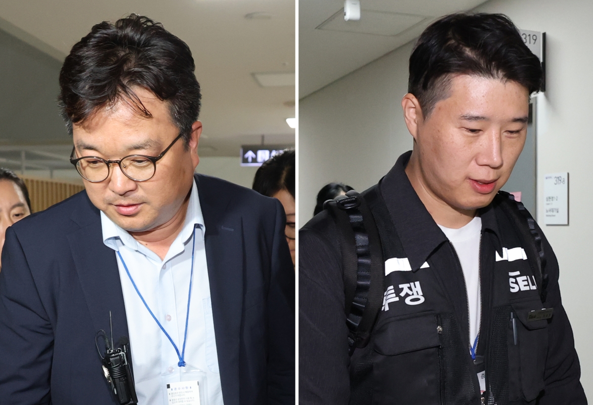 삼성전자 대표교섭위원인 김형로 부사장(왼쪽 사진)과 최승호 초기업노조 삼성전자지부 위원장(오른쪽 사진)이 13일 새벽 세종시 정부세종청사 중앙노동위원회에서 2026년 임금협약 체결을 위한 2차 사후조정이 결렬된 후 협상장을 각각 떠나고 있다. 연합뉴스