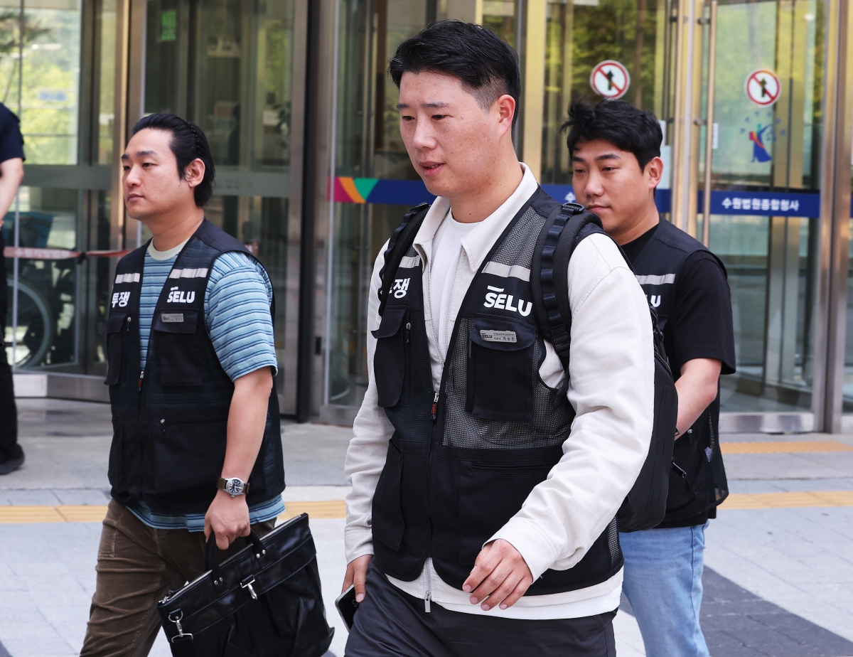 최승호 초기업노조 삼성전자지부 위원장이 13일 경기도 수원시 영통구 수원지방법원에서 열린 삼성전자가 노조를 상대로 제기한 위법 쟁의행위 금지 가처분 신청 심문을 마치고 나오고 있다. 연합뉴스