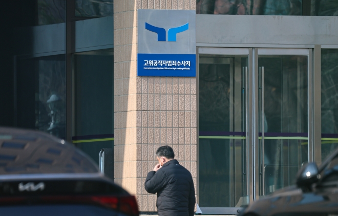[단독] 빚 3억에 매달 ‘마이너스’… 부장판사, 생활고에 ‘재판 거래’ 혐의