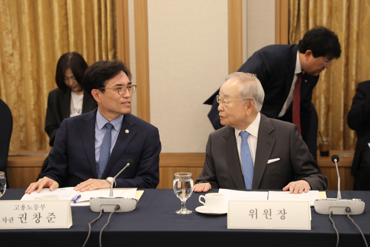 손경식(오른쪽) 한국경영자총협회장이 13일 서울 중구 한국프레스센터에서 열린 ‘2026년 제1차 ESG 경영위원회’에서 권창준 고용노동부 차관과 대화하고 있다. 한국경영자총협회 제공