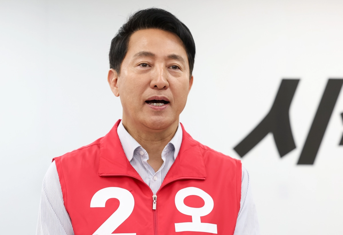 오세훈 국민의힘 서울시장 후보가 13일 오전 서울 종로구 선거사무소에서 ‘동네 상권이 살아야 서울의 경제가 탄탄해집니다’ 소상공인 공약 발표를 마치고 취재진 질문에 답하고 있다. 뉴스1