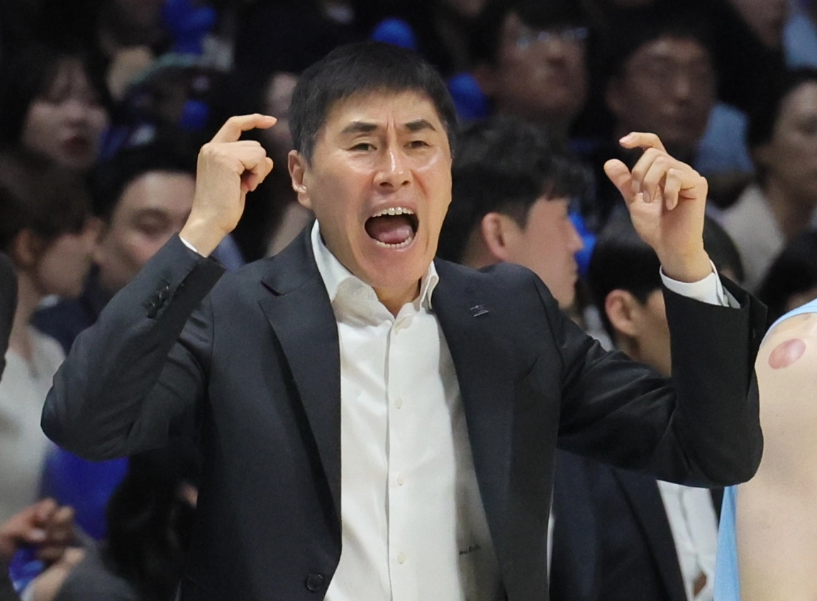 선수 독려하는 이상민 감독