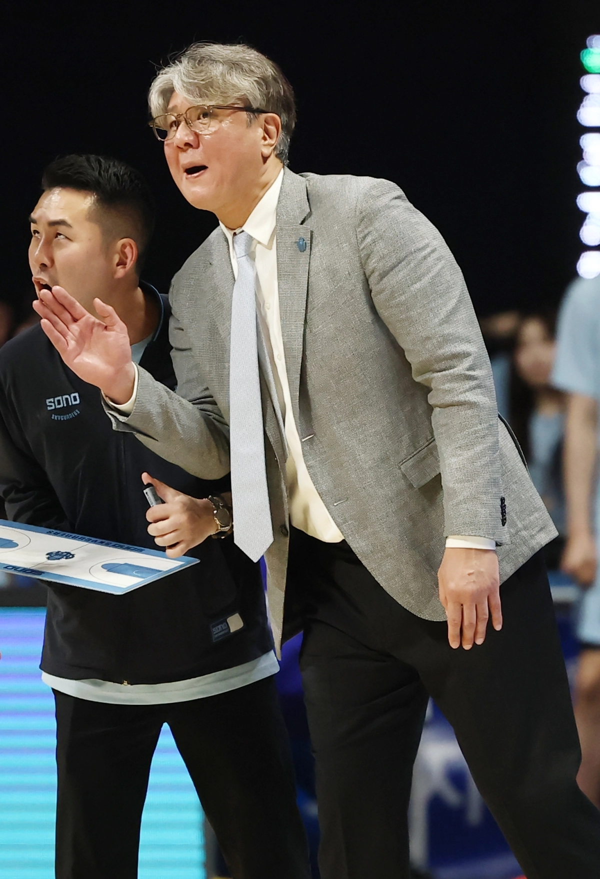 손창환 고양 소노 감독이 13일 경기 고양소노아레나에서 열린 2025~26 프로농구 챔피언결정전 5차전 부산 KCC와의 경기에서 선수들에게 작전 지시를 하고 있다. 2026.5.13 연합뉴스