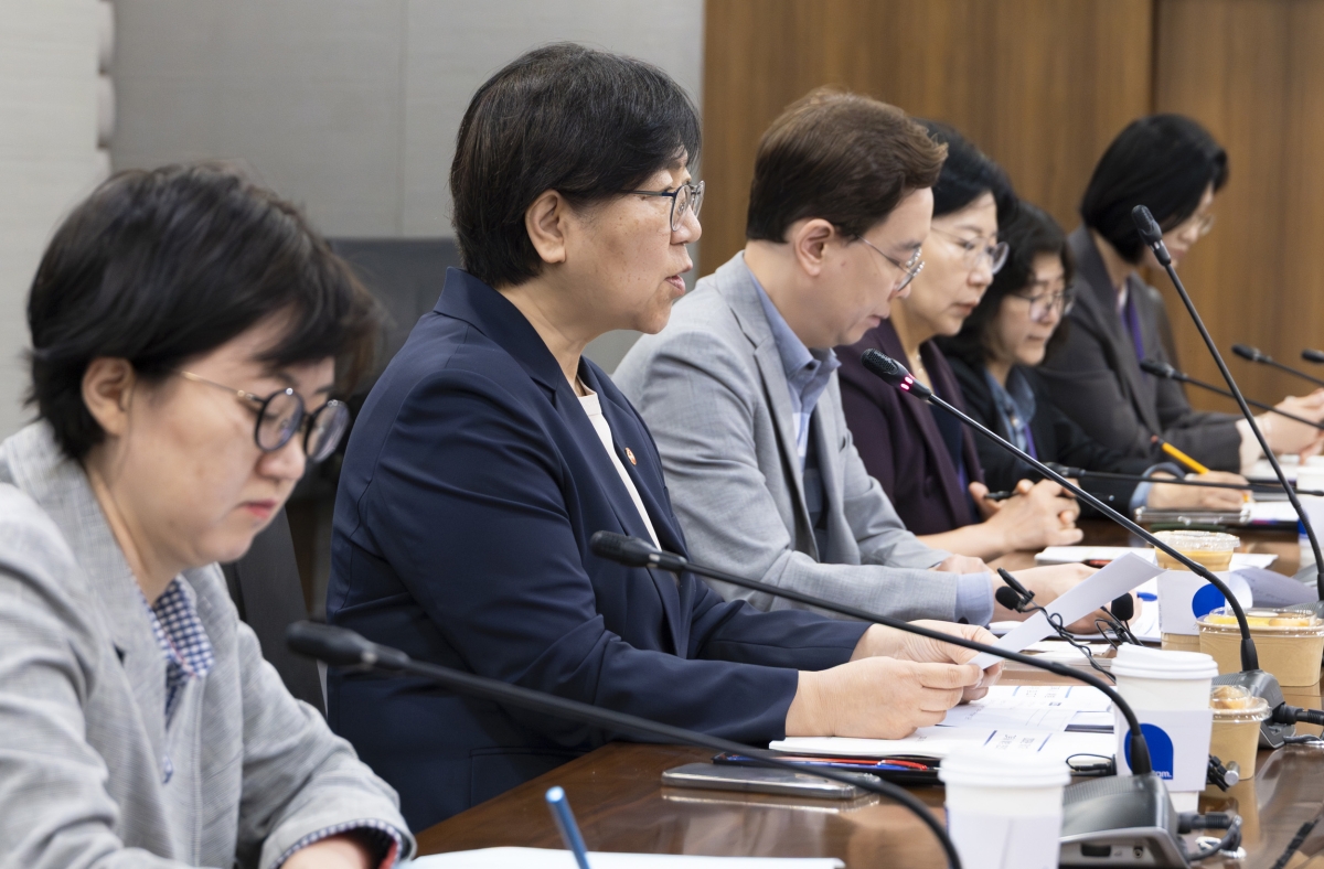 정은경 보건복지부 장관이 13일 오전 서울 중구 서울스퀘어에서 열린 2026년 제1차 고독사 예방 협의회에서 발언을 하고 있다.  보건복지부 제공