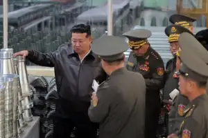 [포토] 김정은, 포탄 생산 군수공장 현지지도