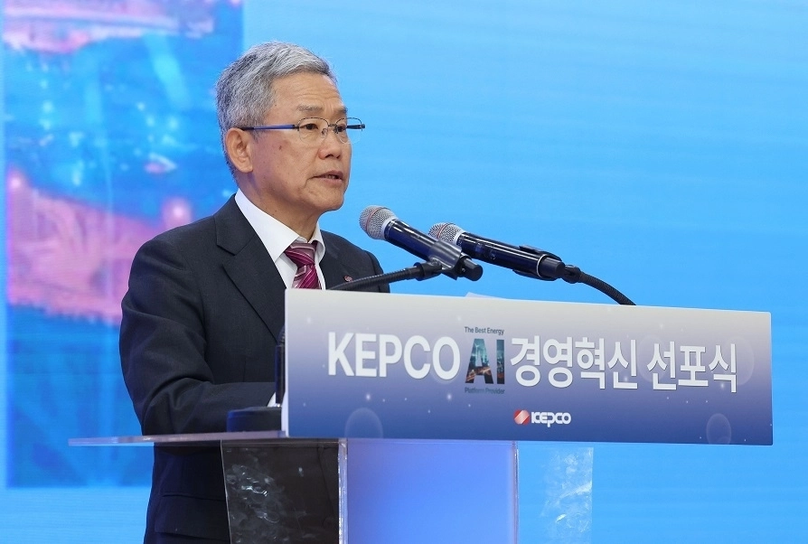 김동철 한국전력 사장이 지난 3월 23일 ‘﻿세계 최고의 에너지 AI 플랫폼 사업자로 도약하겠다’는 비전과 로드맵을 발표하고 있다. 한국전력공사 제공