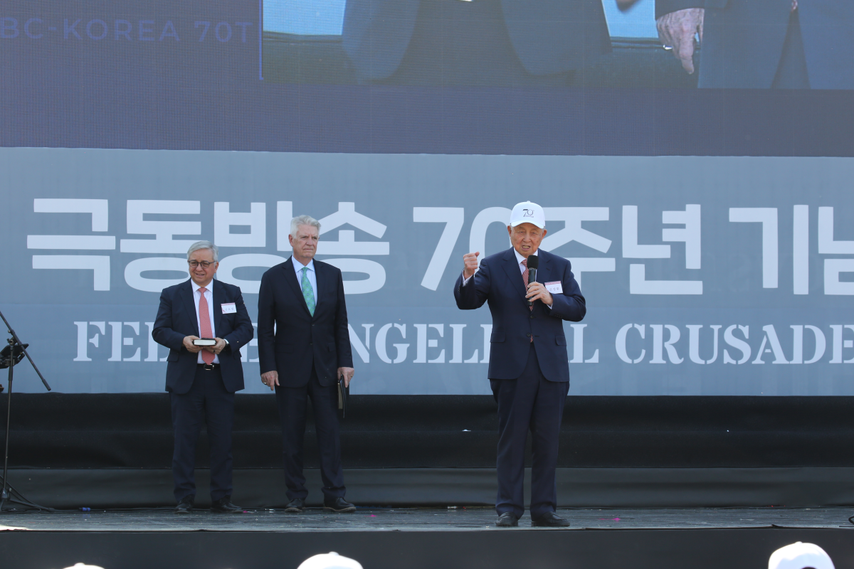 지난 10일 대구 협성경복중학교에서 극동방송 70주년을 기념해 열린 영남권 전도대회에서 극동방송 이사장인 김장환(앞) 목사가 설교를 하고 있다. 극동방송 제공