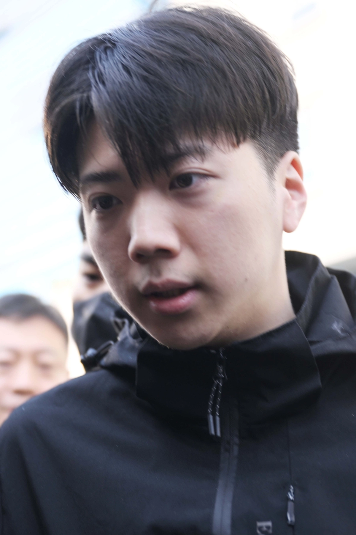 살인 혐의 등을 받는 장윤기(23)씨가 14일 오전 광주 서구 서부경찰서에서 검찰소 송치되고 있다. 장윤기는 어린이날인 5일 오전 0시11분께 광주 광산구 한 고등학교 앞 대로변 인도에서 귀가하던 A(17)양을 흉기로 살해하고, 비명을 듣고 돕기 위해 다가온 고교생 B(17)군을 살해하려 한 혐의를 받는다. 경찰은 이날 범행의 잔인성과 피해의 중대성 등을 이유로 장윤기의 신상정보 공개를 결정했다. 2026.05.14. 뉴시스