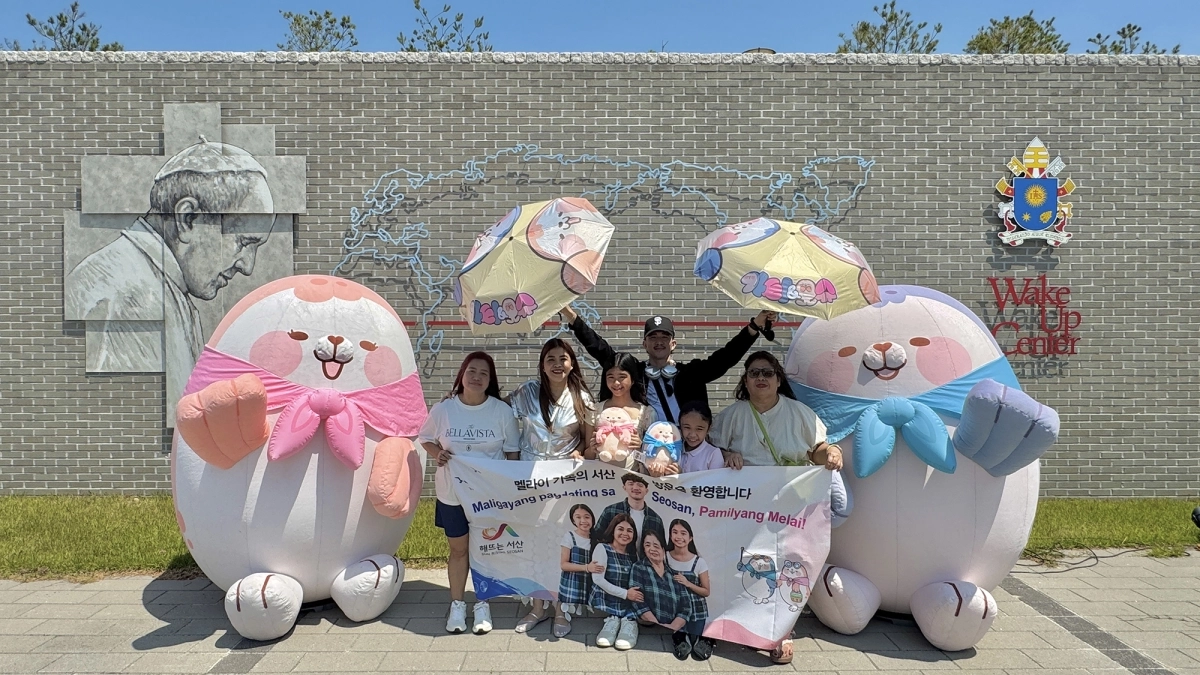 충남 서산 해미국제성지와 웨이크업 국제청소년센터를 찾은 필리핀 국민배우 멜라이 칸티베로스 프란시스코와 가족. 서산시 제공