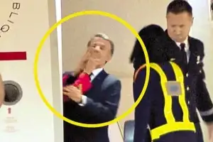thumbnail - ‘25세 연상’ 선생님과 결혼한 마크롱…‘여배우와 문자’ 걸려 뺨 맞았다?