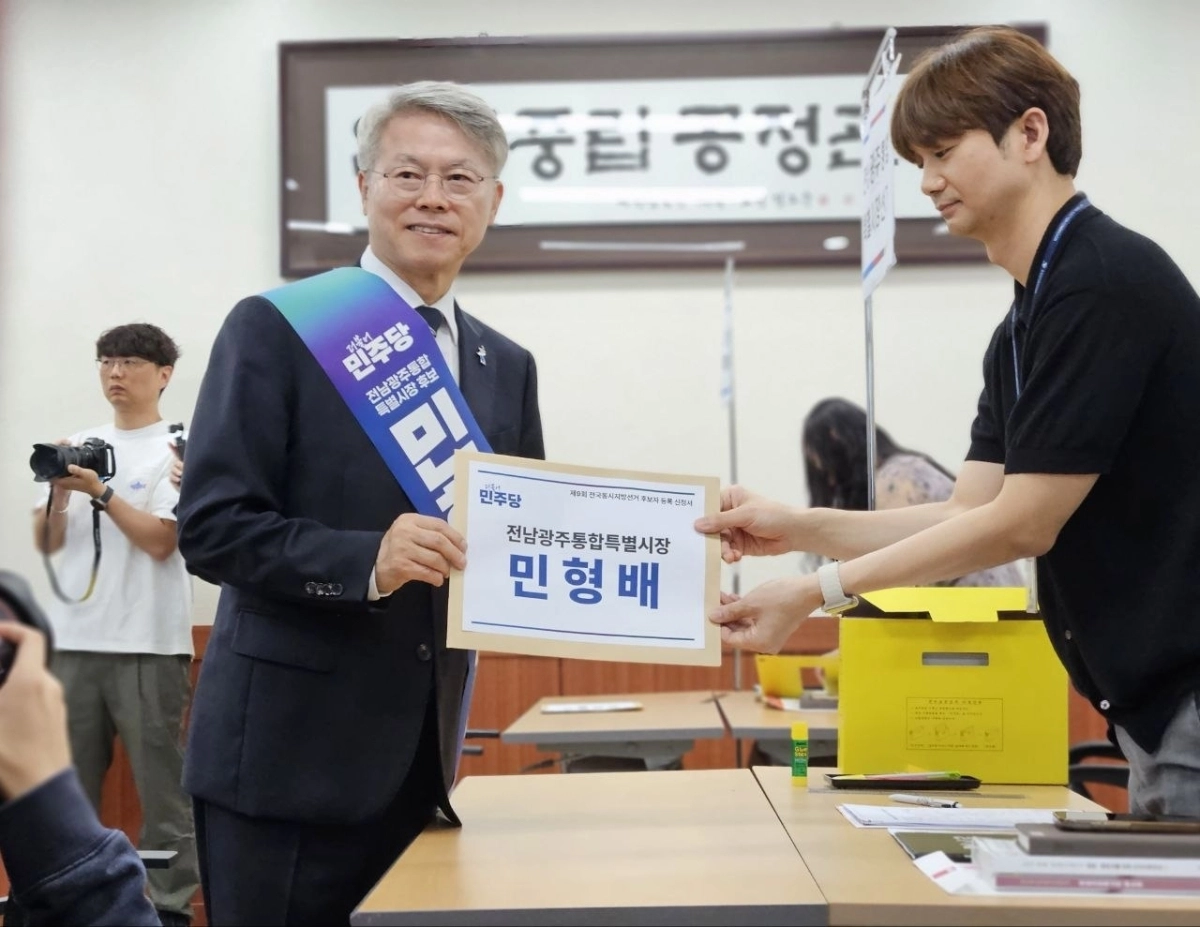 민형배 민주당 전남광주통합특별시장 후보가 14일 광주시 선관위에서 6·3지방선거 후보 등록을 마치고 본선 체제에 돌입했다. 민형배 선거사무소 제공