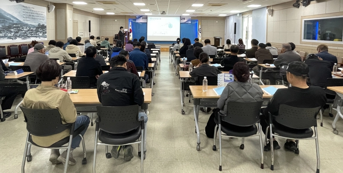 전남해양수산과학원이  어선어업인들을 대상으로 ‘선진형 어선 운항 교육’을 실시하고 있다.