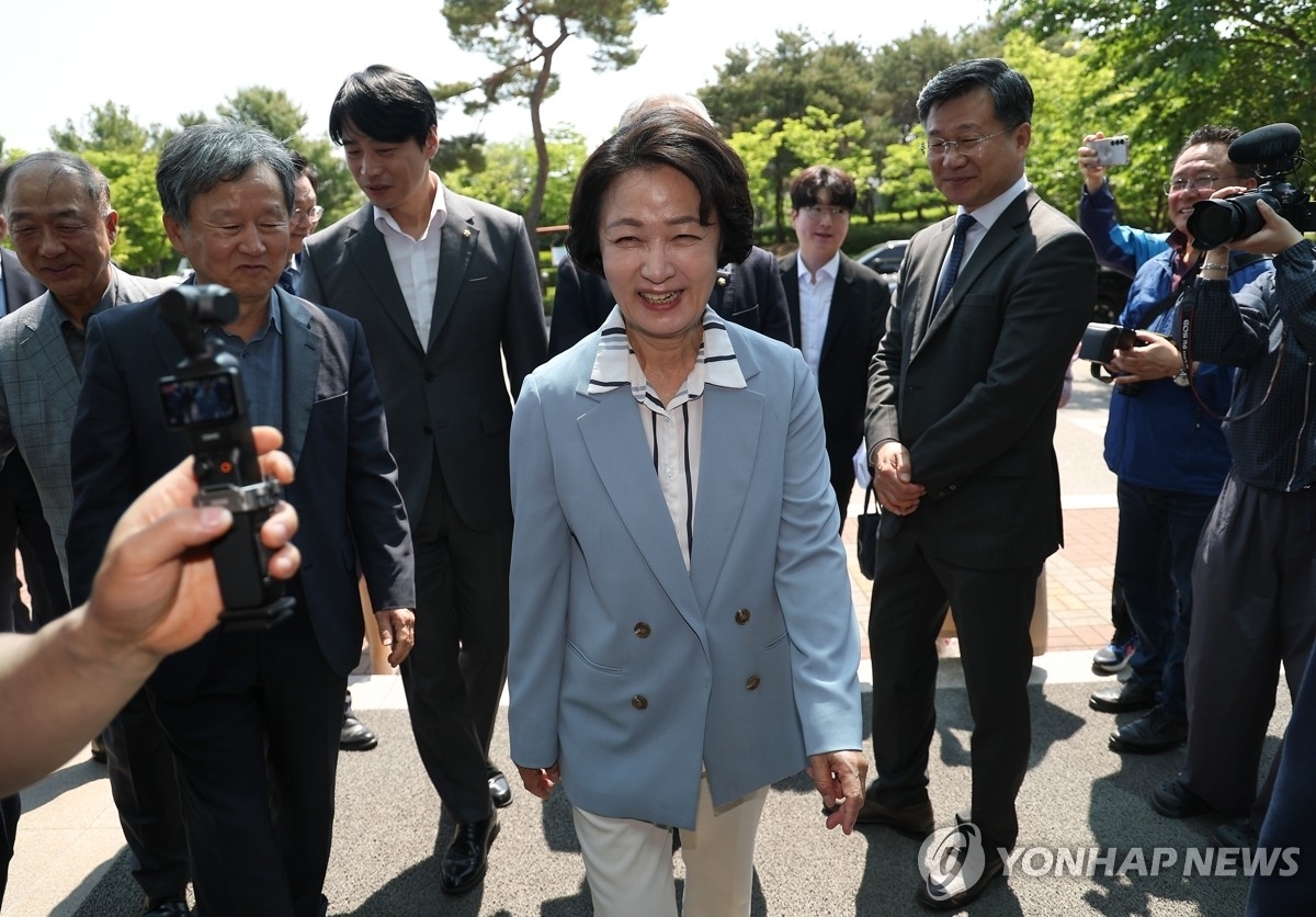 더불어민주당 추미애 경기도지사 후보가 14일 고양시 덕양구 한국항공대학교에서 열린 ‘항공-우주 MRO분야 첨단산업 육성 공약 발표’를 위해 도착하고 있다. 연합뉴스
