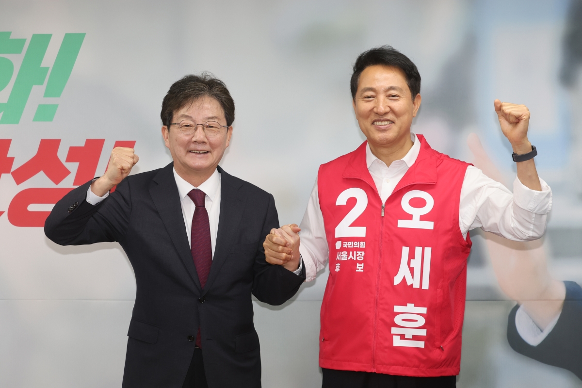오세훈 국민의힘 6·3지방선거 서울시장 후보가 14일 서울 종로구 관철동 캠프 사무실에서 유승민 전 의원과 만나고 있다. 연합뉴스