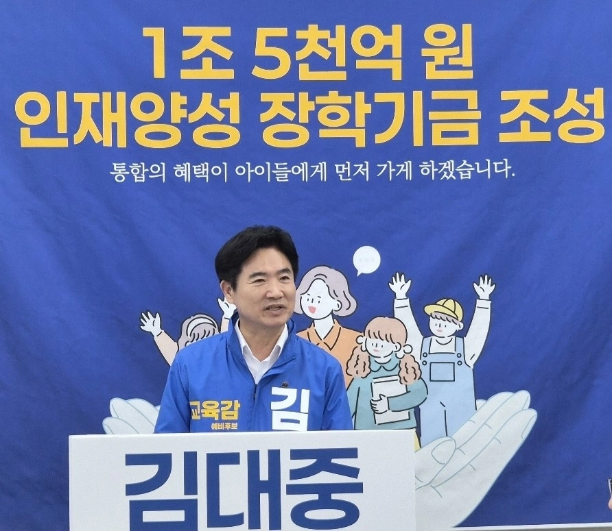 전남광주특별시교육감 후보인 김대중과 강숙영 후보가 14일 광주시교육청에서 공정선거와 정책선거를 약속하는 공동협약을 하고 있다.