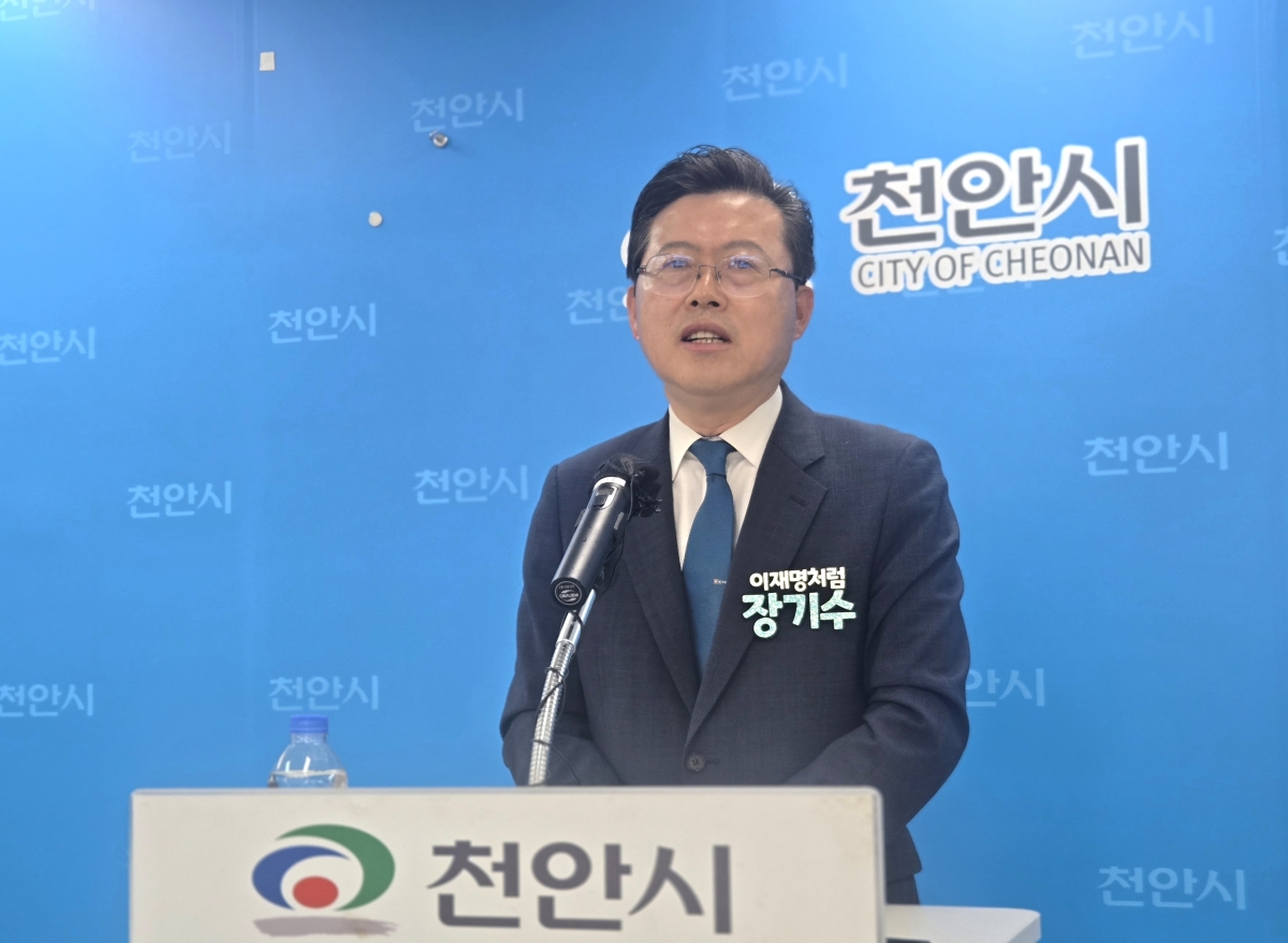 장기수 민주당 천안시장 후보가 기자회견을 하고 있다. 장 후보 캠프 제공