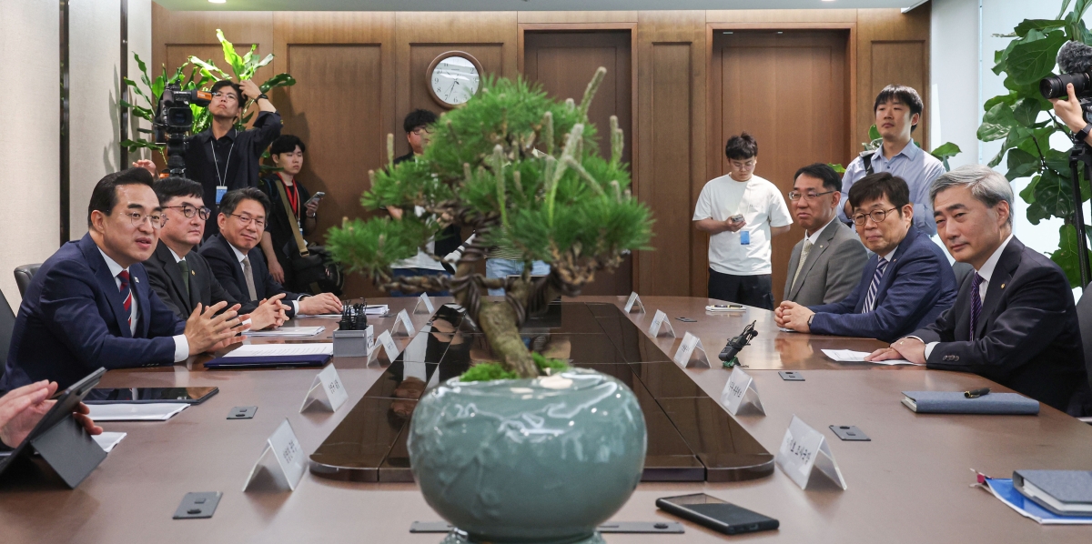 박홍근(맨 왼쪽) 기획예산처 장관이 14일 서울 중구 한국은행에서 신현송(맨 오른쪽) 한국은행 총재와 회동하며 소나무 분재 선물에 대해 설명하고 있다. 연합뉴스
