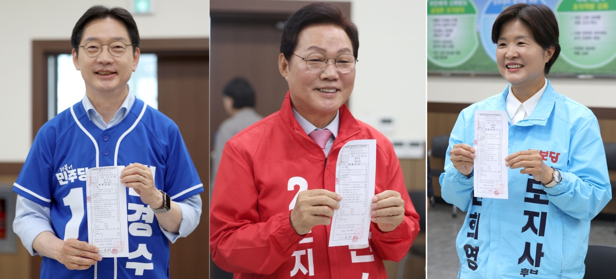 경남지사에 출마한 후보들이 14일 경남 창원시 성산구 경남도선거관리위원회에서 후보 등록을 마친 후 후보자등록 신청서류 접수 및 기탁금영수증을 취재진에게 들어 보이고 있다. 왼쪽부터 더불어민주당 김경수 후보, 국민의힘 박완수 후보, 진보당 전희영 후보(기호순). 2026.5.14. 연합뉴스
