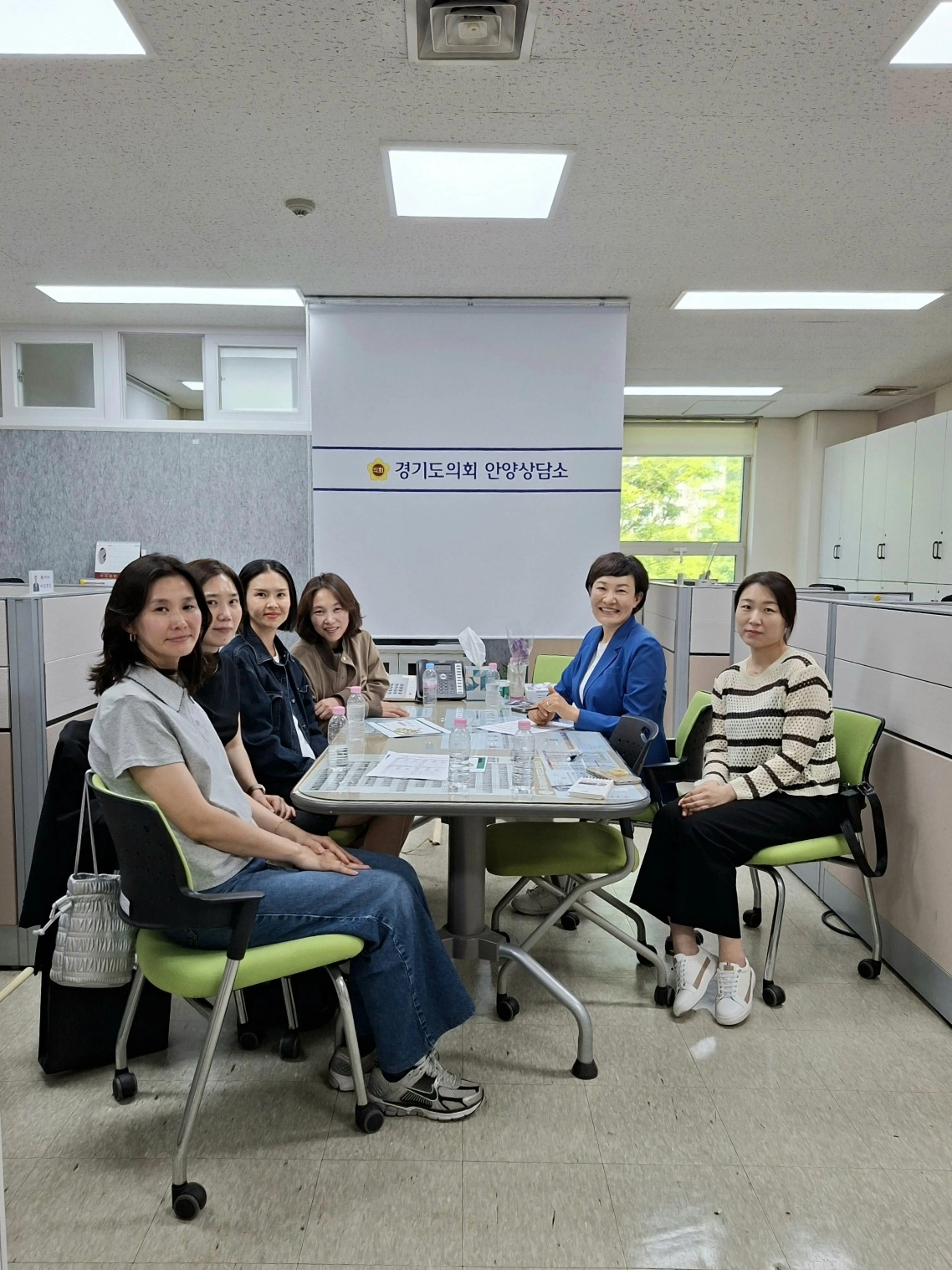 이채명 의원이 13일 의회 안양상담소에서 호계초등학교 학부모들과 ‘상상형 놀이터 조성사업’의 참여 설계 방안을 공유하고 함께 기념촬영을 하고 있다.(사진=경기도의회)