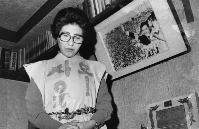 1976년 이희호 여사가 “오! 자유”라고 쓴 옷을 입고 김대중 전 대통령의 석방을 촉구하고 있다. 한길사 제공