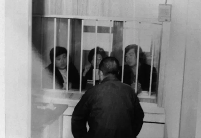 1982년 김대중 전 대통령이 충북 청주교도소에서 가족과 면회하고 있다. 창살 맞은편에는 왼쪽부터 장남 김홍일 전 민주당 의원, 이희호 여사, 차남 김홍업 전 민주당 의원. 한길사 제공