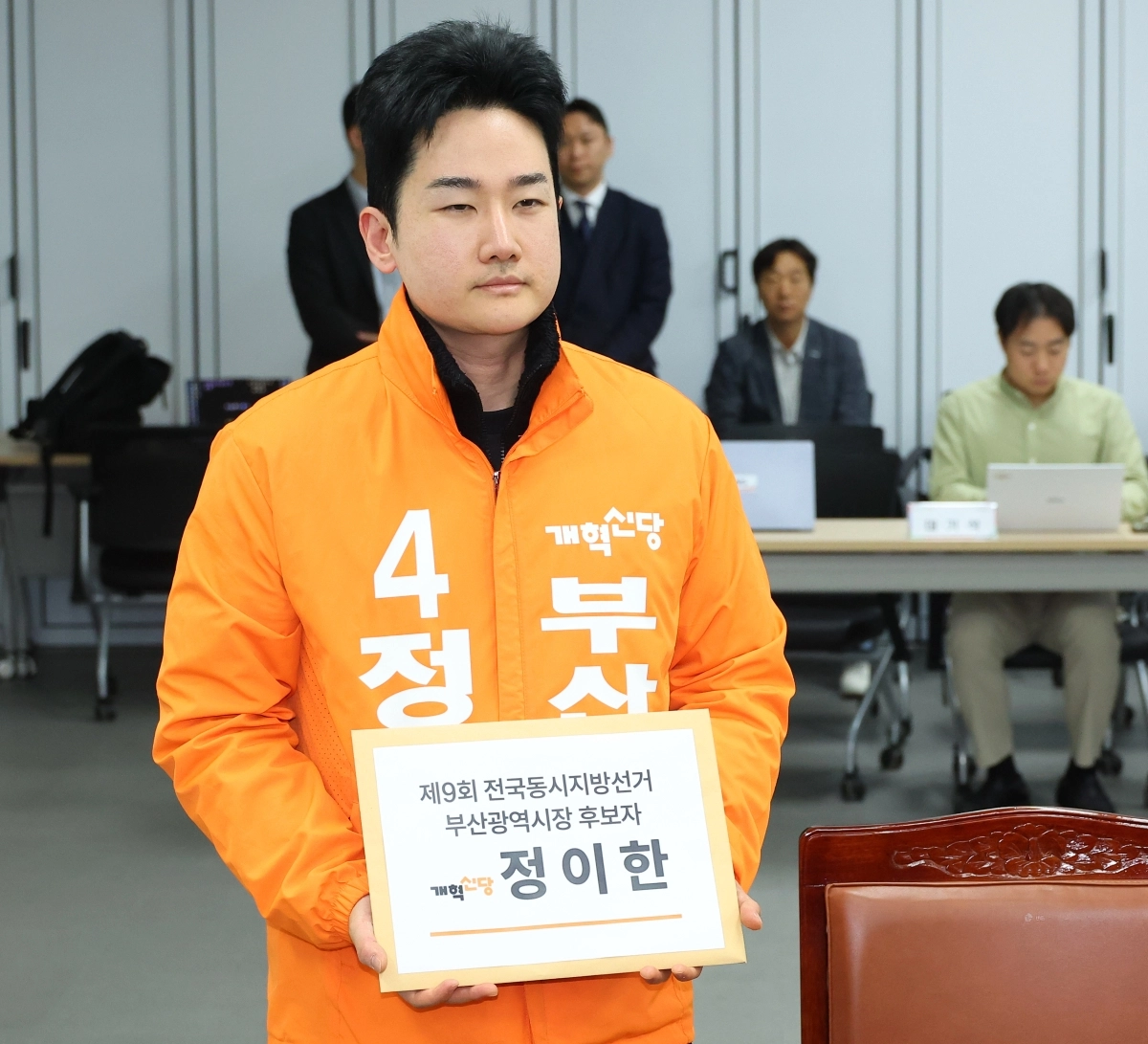 방송 TV 토론에 배제된 데 반발해 단식 농성을 이어가고 있는 정이한 개혁신당 부산시장 후보가 14일 부산시선거관리위원회에서 6·3 지방선거 부산시장 후보자 등록을 하고 있다. 정 후보는 후보 등록 후 건강이 악화해 이날 오후부터 병원에 입원 중이다. 연합뉴스