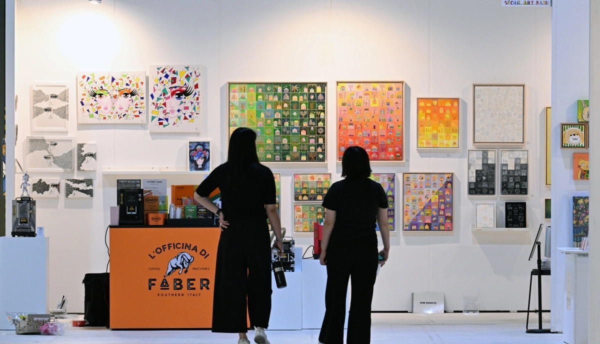 제5회 서울아트페어가 14일 서울 강남구 세텍에서 열린 가운데 관람객들이 미술 작품을 감상하고 있다. 도준석 전문기자