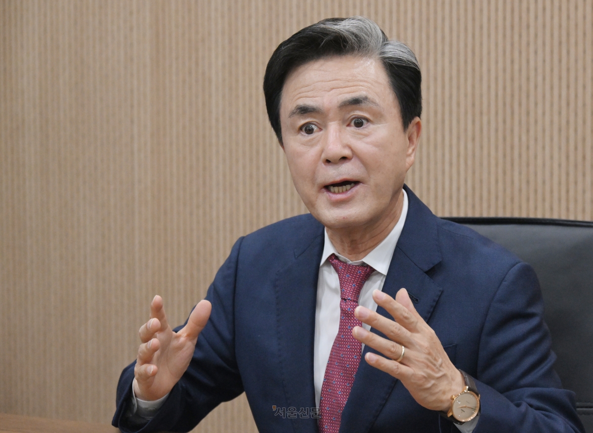 김태흠 국민의힘 충남지사 후보가 14일 서울 중구 서울신문 프레스센터 사옥에서 진행한 인터뷰에서 충남·대전 행정통합 및 향후 도정에 대한 포부를 밝히고 있다. 안주영 전문기자