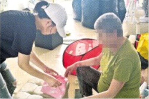 부산 스타트업 ‘불타는고구마’가 부산북구장애인종합복지관과 함께 개발한 ‘잠깐돌봄’ 프로그램을 통해 어르신이 생활 속 도움을 받고 있다. 불타는고구마 제공