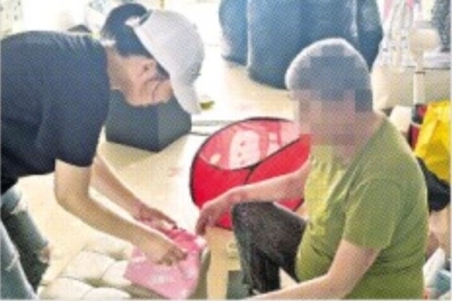 부산 스타트업 ‘불타는고구마’가 부산북구장애인종합복지관과 함께 개발한 ‘잠깐돌봄’ 프로그램을 통해 어르신이 생활 속 도움을 받고 있다. 불타는고구마 제공