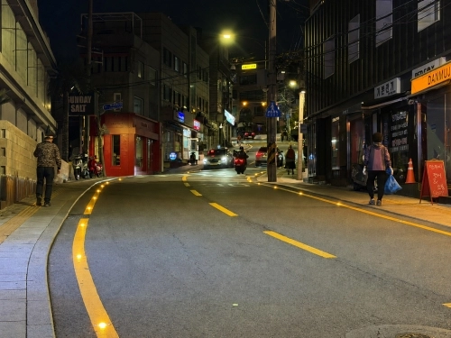 서울 용산구가 경리단길 일대에 설치한 솔라표지병.  용산구 제공