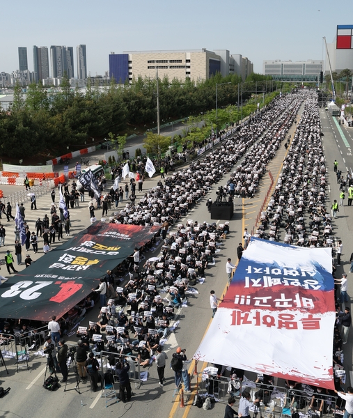 경기도 삼성전자 평택캠퍼스에서 4월 23일 열린 삼성전자 노동조합 결의대회.