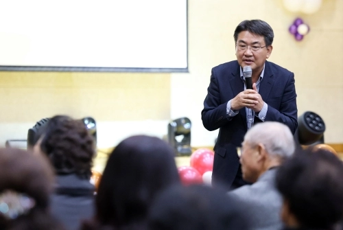 오승록 서울 노원구청장이 지난해 11월 상계동 154-3 주택정비형 재개발사업 주민 설명회에서 인사말을 하고 있다.  노원구 제공
