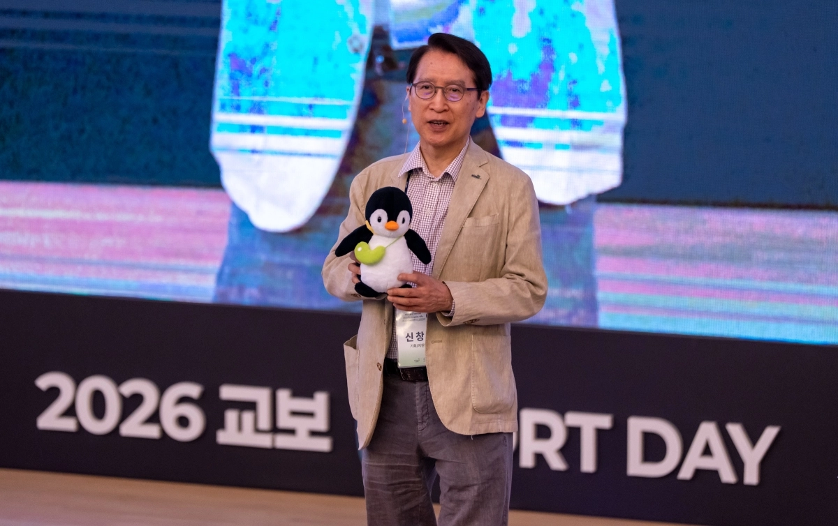 신창재 교보생명 대표이사 겸 이사회 의장이 12일 충남 천안 계성원(교보생명 연수원)에서 열린 2026 교보 MDRT DAY 행사에서 새롭게 론칭한 캐릭터 ‘꼬옥’을 재무설계사(FP)들에게 소개하고 있다. 교보생명 제공