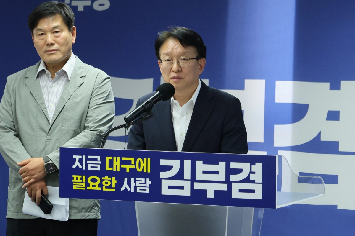 권칠승 더불어민주당 의원과 홍의락 전 의원이 14일 달서구 두류동 선거사무소에서 긴급 기자회견을 열고 임이자 국민의힘 의원에 대한 법적 대응을 예고하고 있다. 김부겸 선거사무소 제공
