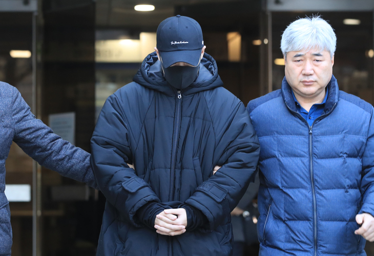 만취 상태로 무면허 운전을 하다가 사고를 낸 배우 손승원이 2019년 1월 2일 서울 서초구 서울중앙지법에서 열린 구속 전 피의자 심문(영장실질심사)을 마친 뒤 밖으로 나서고 있다. 연합뉴스