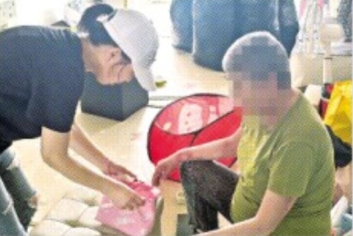 부산 스타트업 ‘불타는고구마’가 부산북구장애인종합복지관과 함께 개발한 ‘잠깐돌봄’ 프로그램을 통해 어르신이 생활 속 도움을 받고 있다. 불타는고구마 제공
