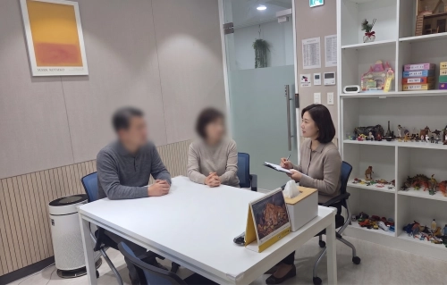 서울 금천구의 한 부부가 지난달 가족센터 상담실에서 전문가 상담을 받고 있다.  센터 제공