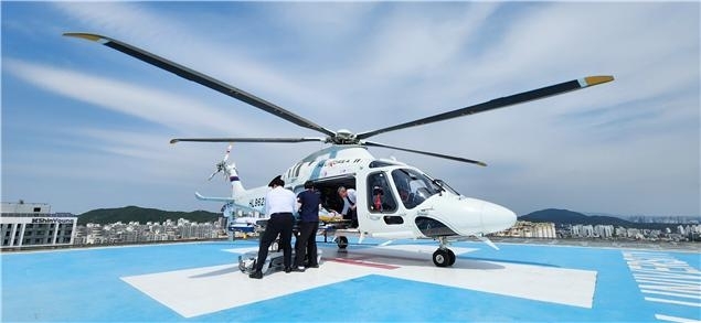 닥터헬기로 환자를 이송 중인 가천대 길병원 의료진. 길병원 제공
