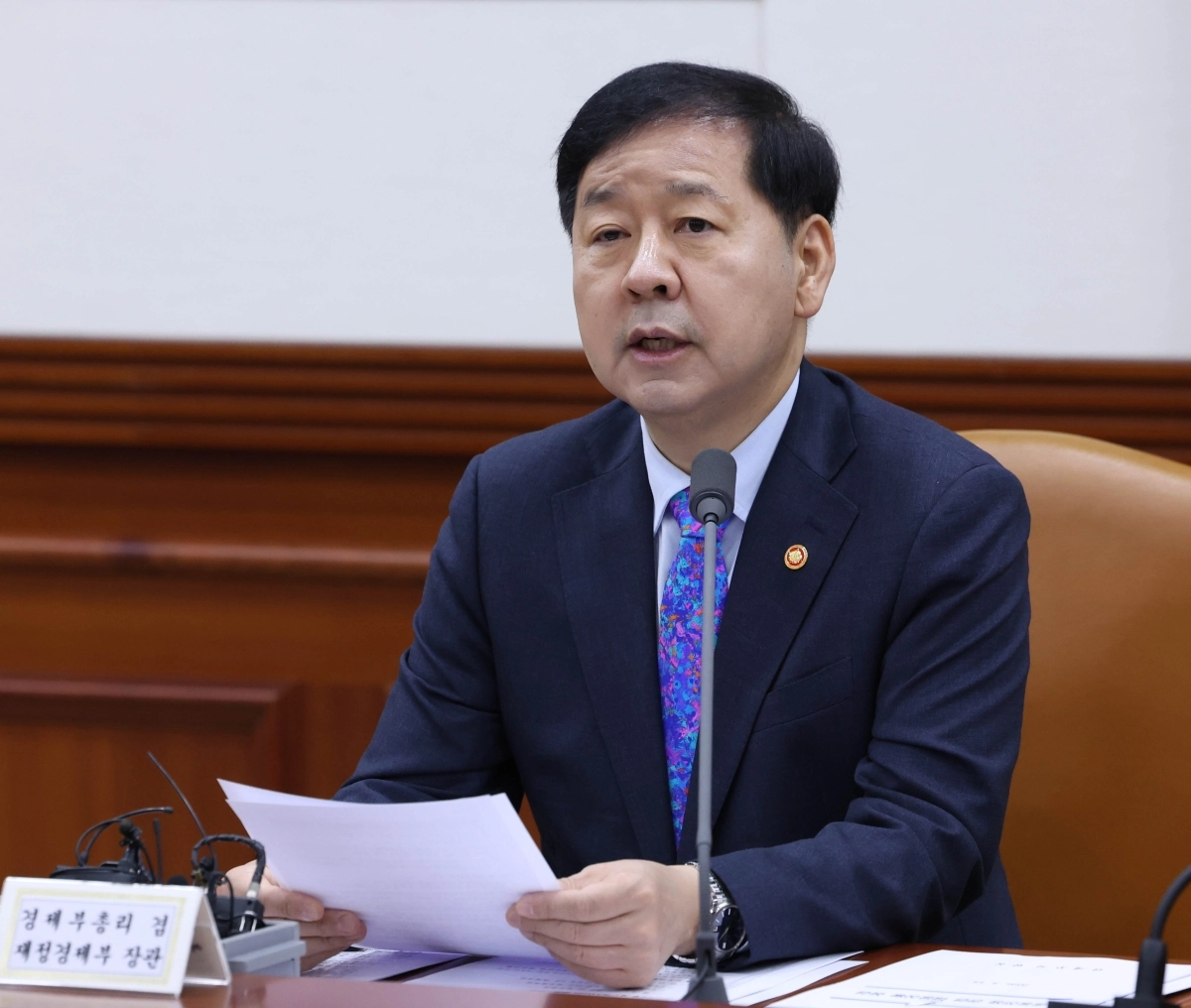 구윤철 경제부총리 겸 재정경제부 장관이 15일 오전 서울 종로구 정부서울청사에서 열린 비상경제본부회의 겸 경제관계장관회의 및 부동산관계장관회의를 주재하고 있다. 뉴시스