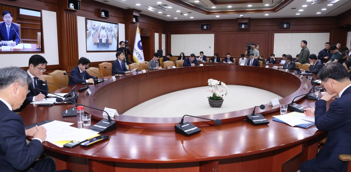 구윤철 경제부총리 겸 재정경제부 장관이 15일 오전 서울 종로구 정부서울청사에서 열린 비상경제본부회의 겸 경제관계장관회의 및 부동산관계장관회의를 주재하고 있다. 뉴시스