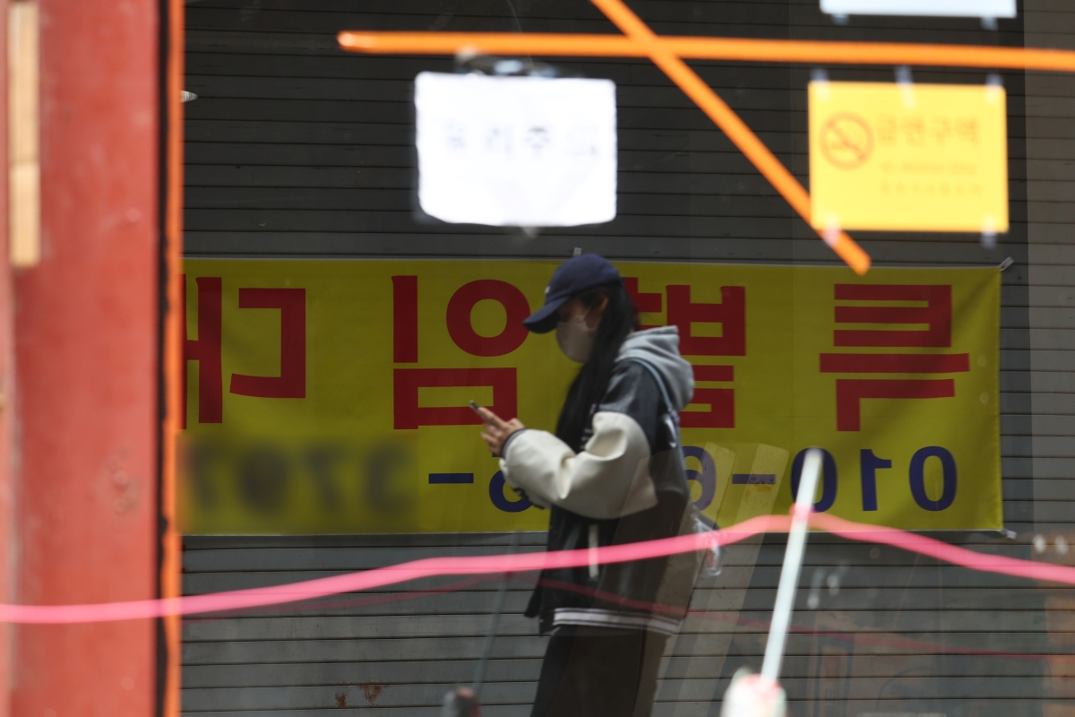 불황으로 인한 서울 명동거리 한 공실 상가의 모습. 연합뉴스