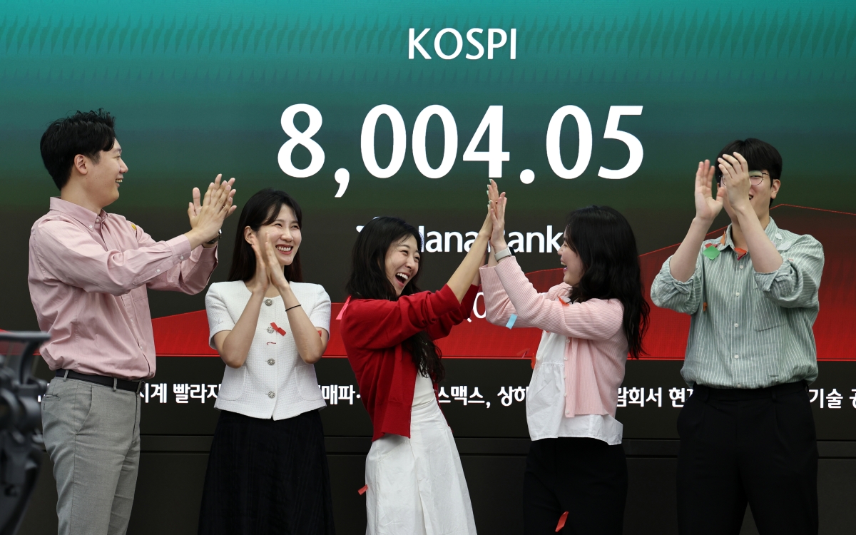 15일 서울 하나은행 본점 딜링룸에서 코스피 8000 기념 세리머니가 진행되고 있다. 연합뉴스