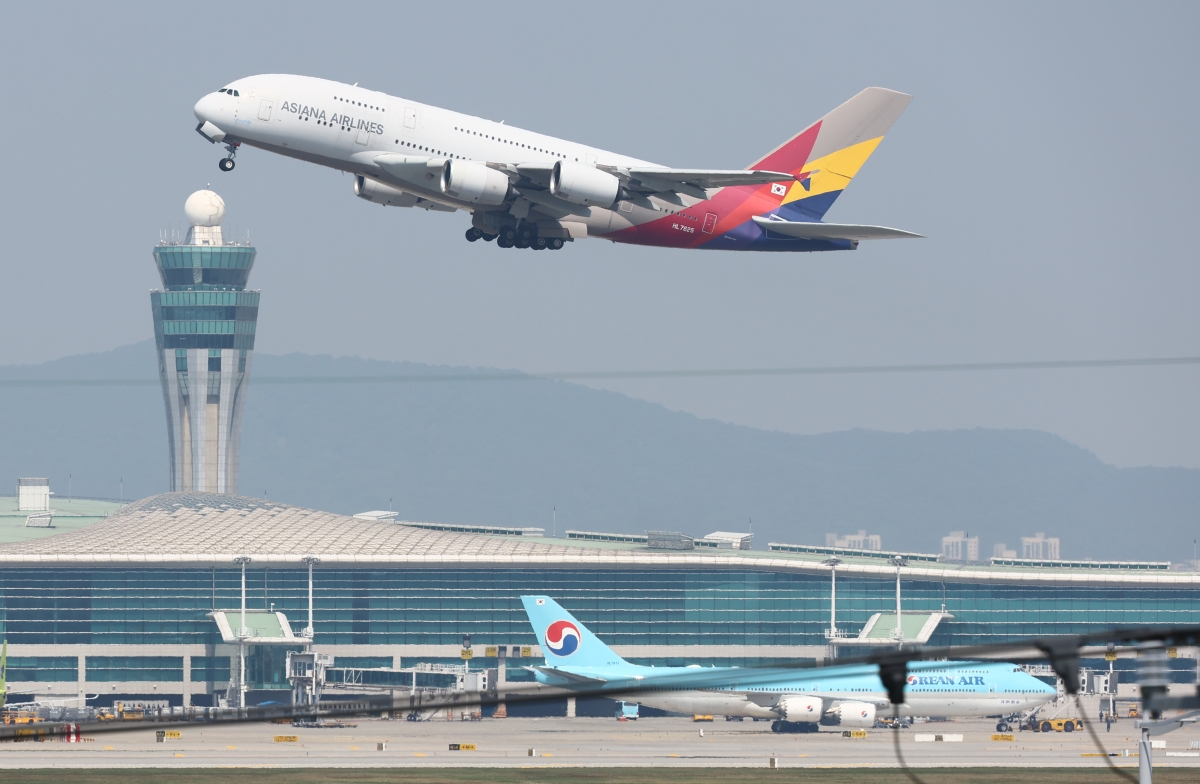 14일 오후 인천국제공항 활주로에서  항공기가 이륙하고 있다. 뉴시스