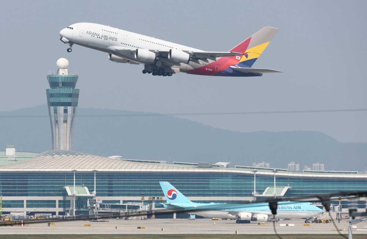 14일 오후 인천국제공항 활주로에서  항공기가 이륙하고 있다. 뉴시스