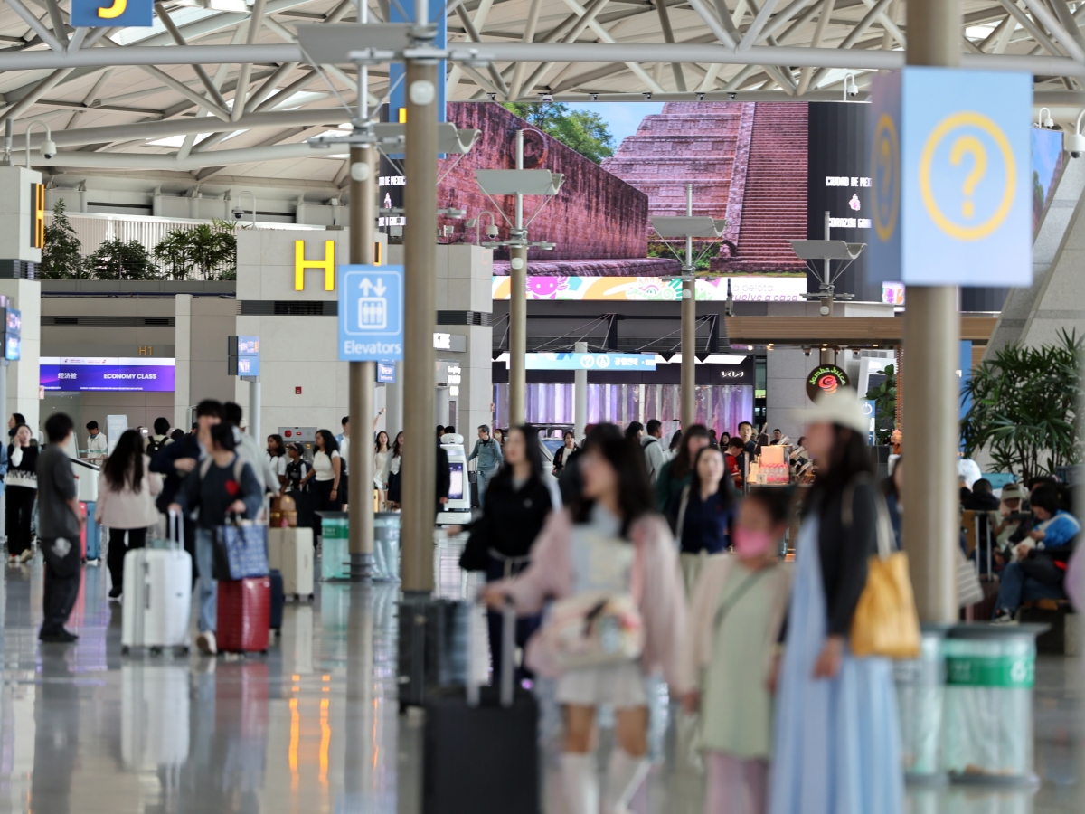 징검다리 연휴 기간인 1일 인천국제공항 입국장에서 승객들이 발걸음을 옮기고 있다. 뉴스1