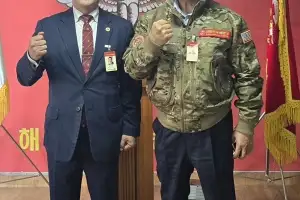 ‘시인 김승호’ 이홍희 예비역 해병대사령관 공로패 받아